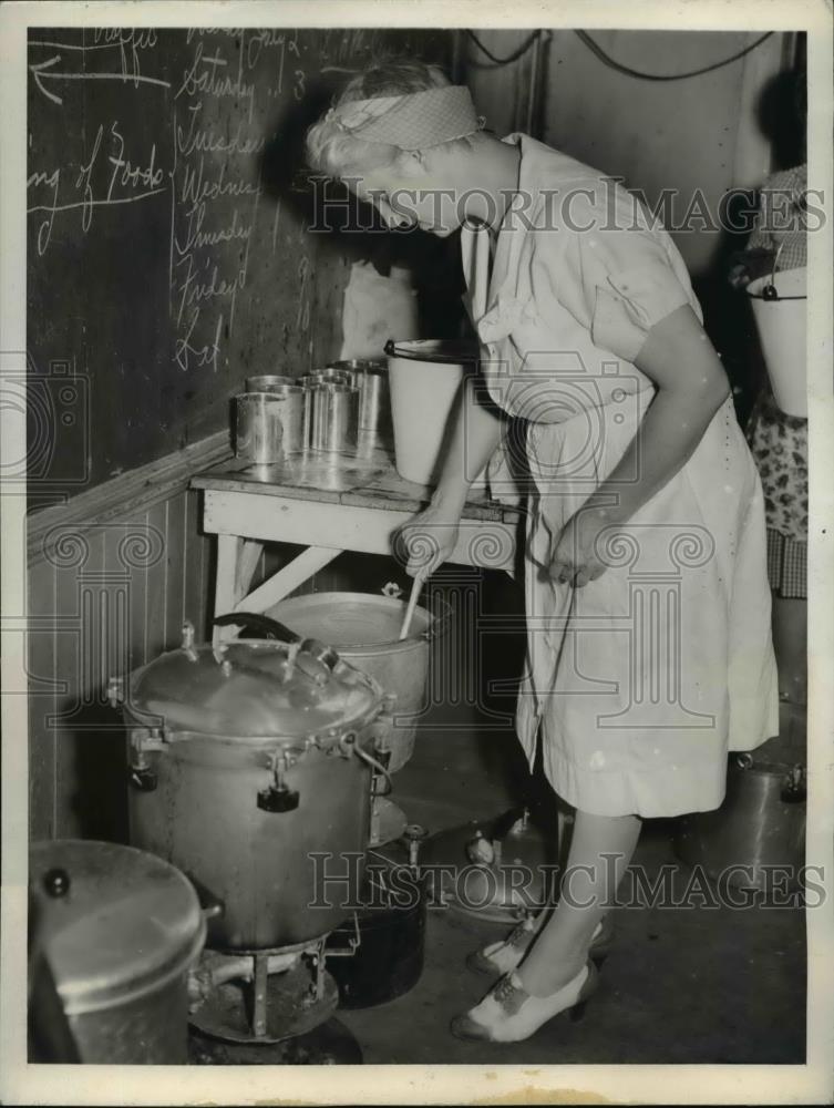 1943 Press Photo Mr. and Mrs. Oscar P. Wagner show how food cannery works - Historic Images