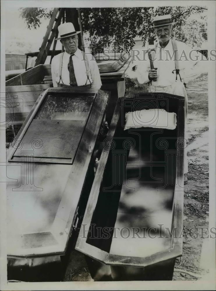 1935 Press Photo Brothers C.W., J.W. Rollison Build Own Burial Coffins - Historic Images