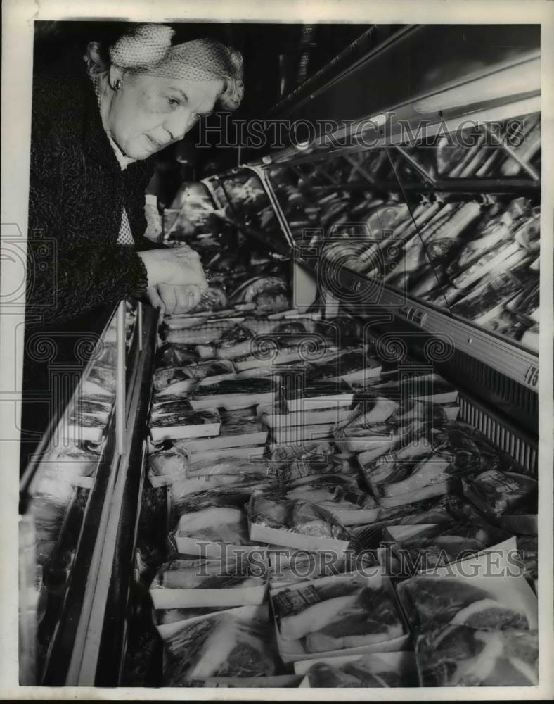 1951 Press Photo Beth Baily McLean directs women in Swift &amp; Co - nee15135 - Historic Images