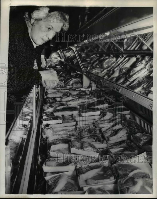 1951 Press Photo Beth Baily McLean directs women in Swift & Co - nee15135 - Historic Images