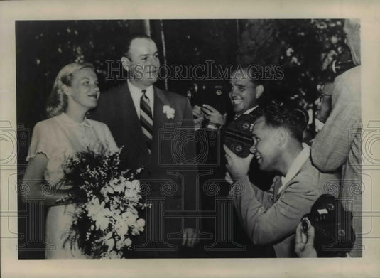 1948 Press Photo Mrs Barbara Sears and Winthrop Rockefeller in wedding clothes - Historic Images