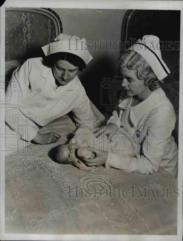 1935 Press Photo Rex Larbor Bell, Infant son of Rex Bell, with his nurses - Historic Images