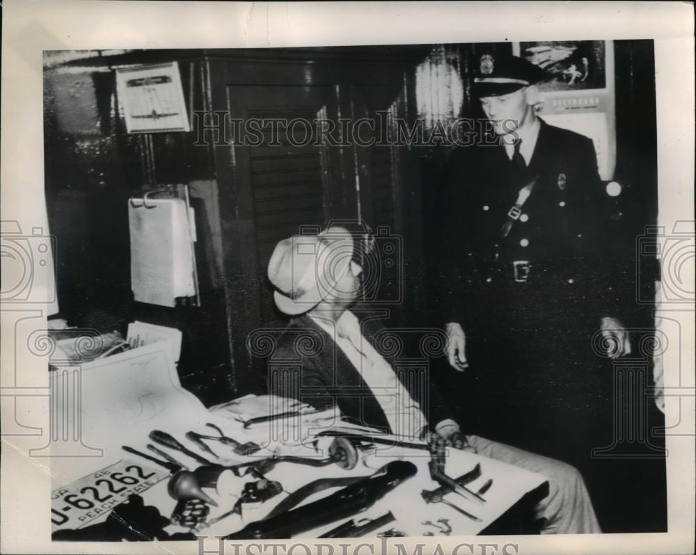 1949 Press Photo Greyer Toio Pullev with Chief B.B Ballard of Clinton - Historic Images