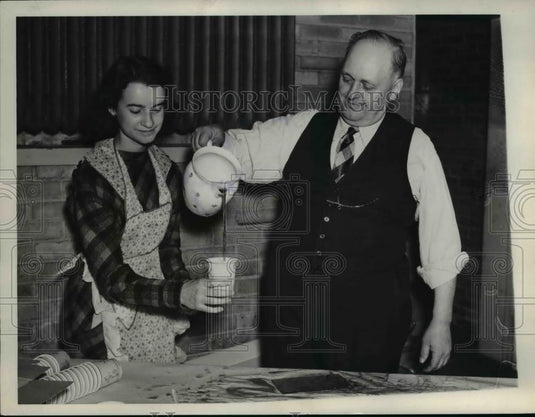 1938 Press Photo Mrs. Harold Hamilton and Mr. E.f. Steiner Served Coffe - Historic Images
