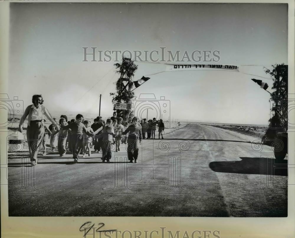 1963 Press Photo Dimona, Israel Banner over old road - Historic Images