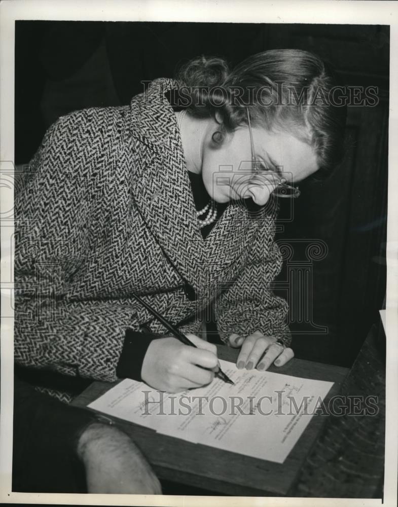 1939 Press Photo Philadelphia Pa Elizabeth Goodrich casting a vote - nee13191 - Historic Images