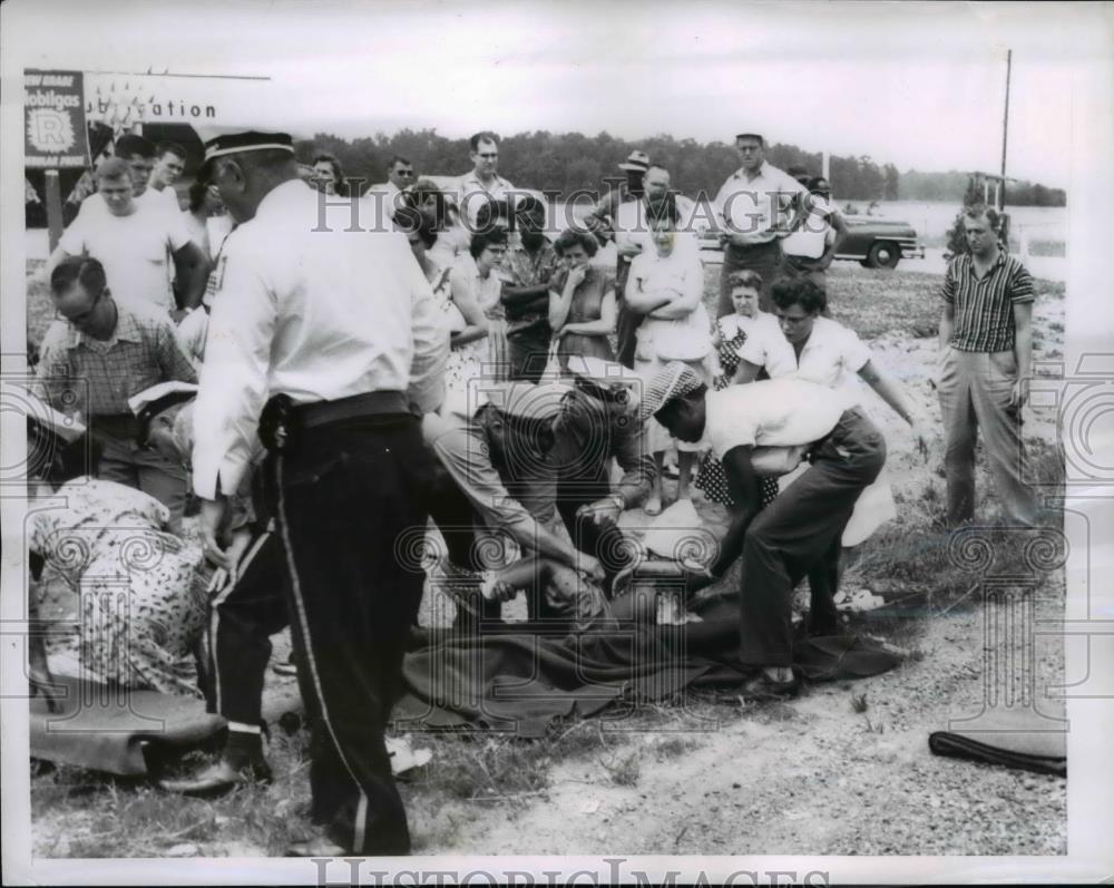 1956 Press Photo Police and spectators aid to Mrs Charlene Jones &amp; Butch Gilbert - Historic Images