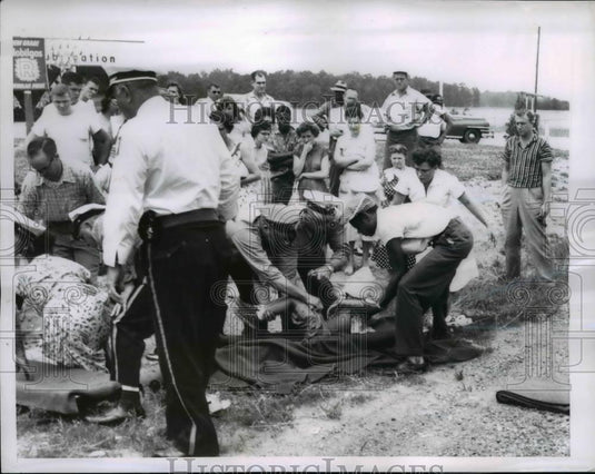 1956 Press Photo Police and spectators aid to Mrs Charlene Jones & Butch Gilbert - Historic Images