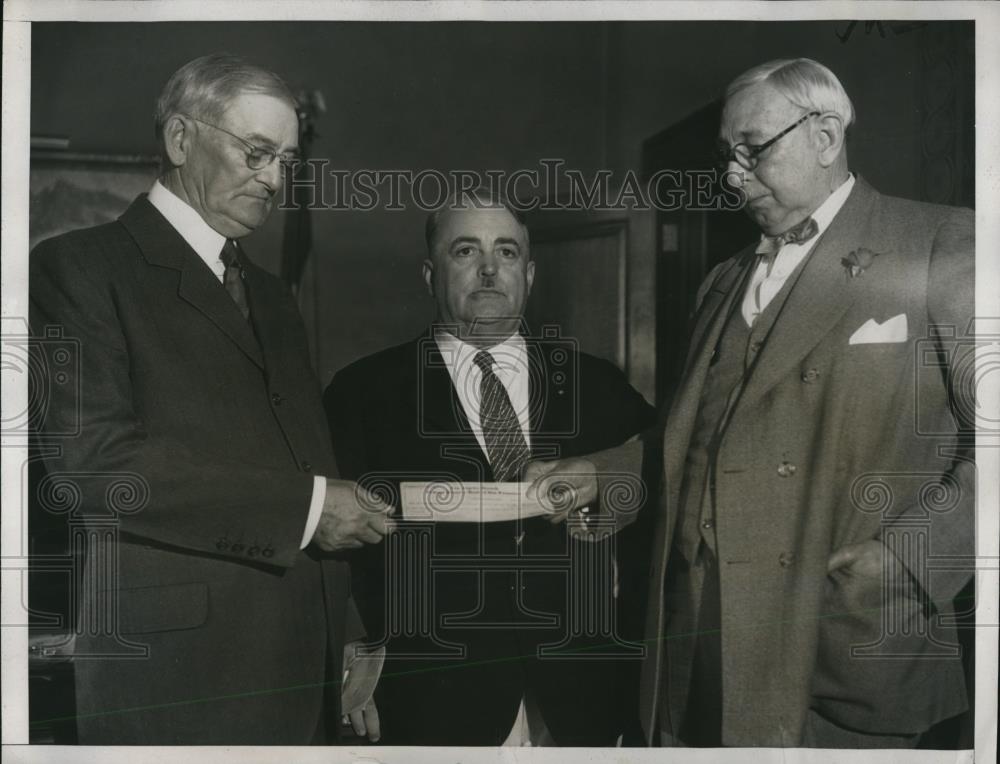 1933 Press Photo Ned T Powell check from Dr JH Haynes, Mayor FL Shaw of LA Calif - Historic Images