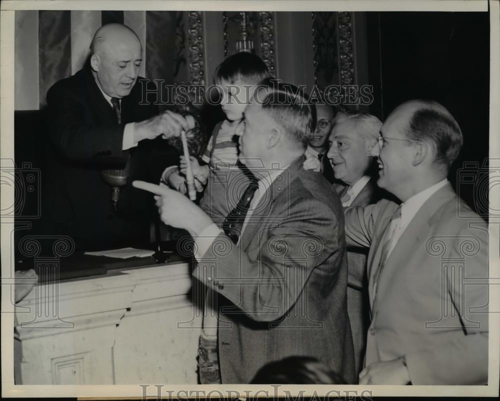 1943 Press Photo House Speaker Sam Rayburn Hands Gavel to Jed Johnson Jr. - Historic Images