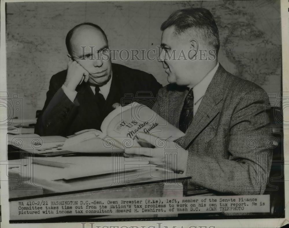 1947 Press Photo Sen Owen Brewster Senate Finance Committee With Howard Dewhir - Historic Images