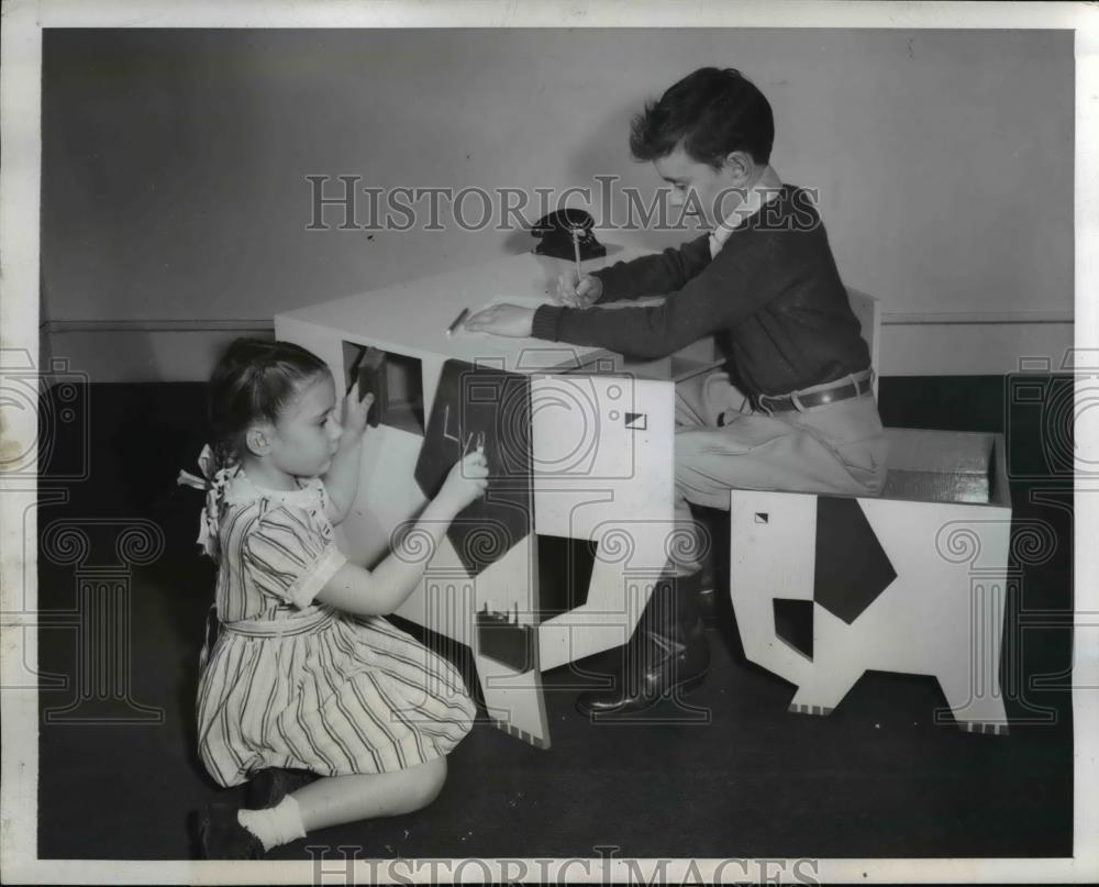 1946 Press Photo Children sit and draw on a gray and coral Elephant Desk - Historic Images