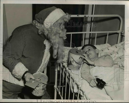 1949 Press Photo Robert Pali & Santa Claus at his hospital bed - nee11543 - Historic Images