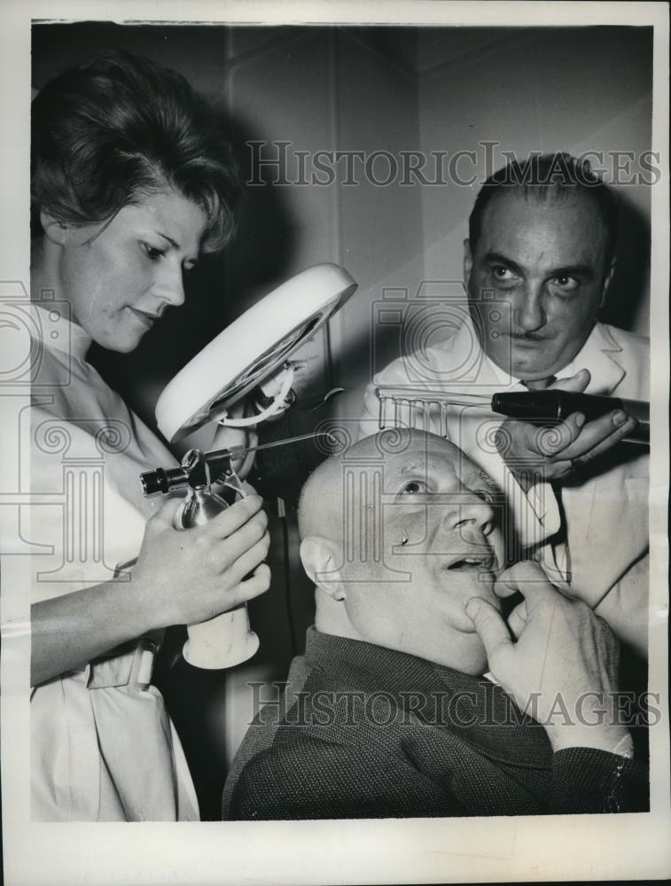 1962 Press Photo Bald Man at Paris Hair Treatment Clinic - Historic Images