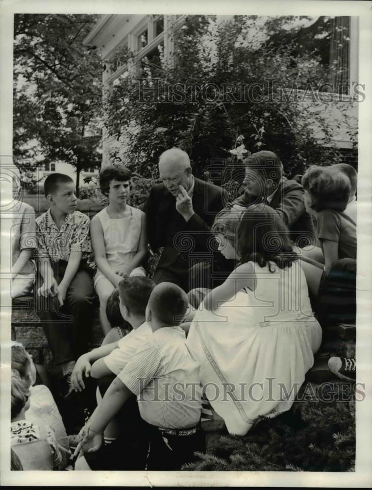 1964 Press Photo Former Pres Eisenhower, host F Buxton at Gettysburg College - Historic Images