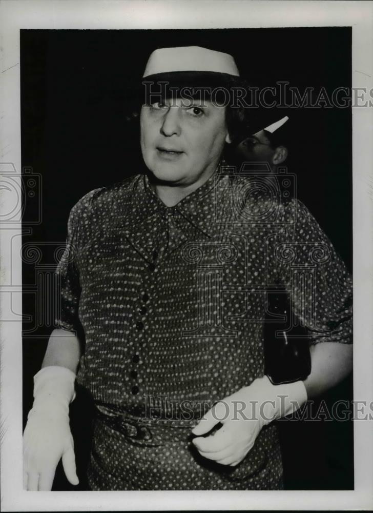 1937 Press Photo Mrs. Clara Macklin Blore, wife of Eric Blore appears in Court - Historic Images