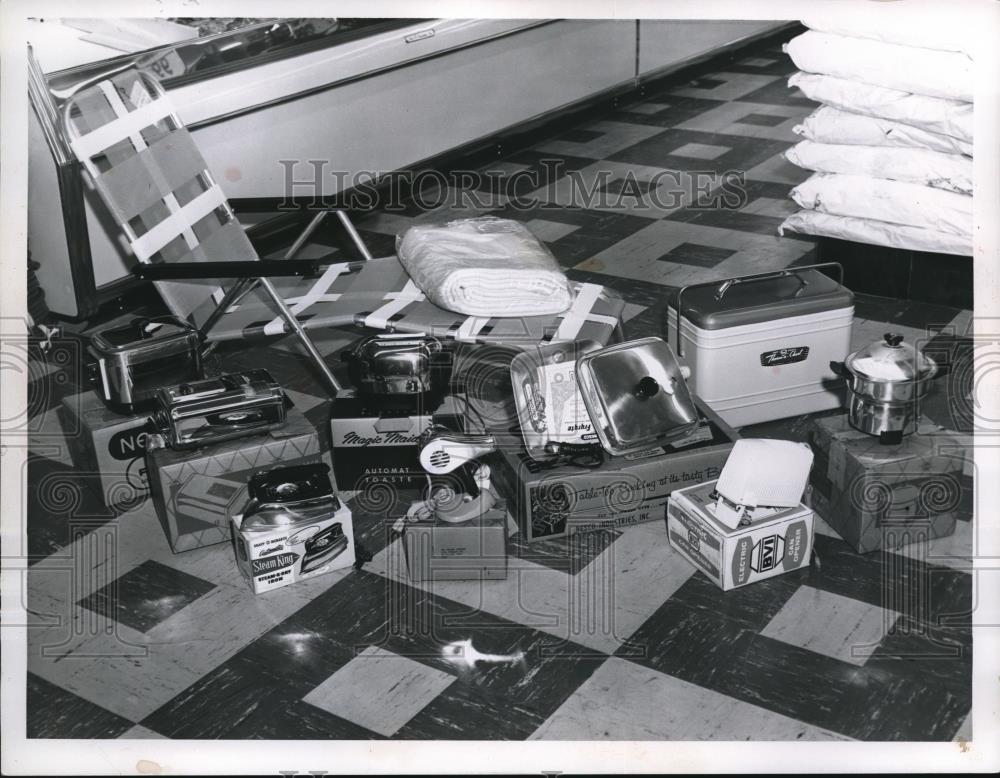 1953 Press Photo of the grand prize at a Kroger grocery store. - Historic Images