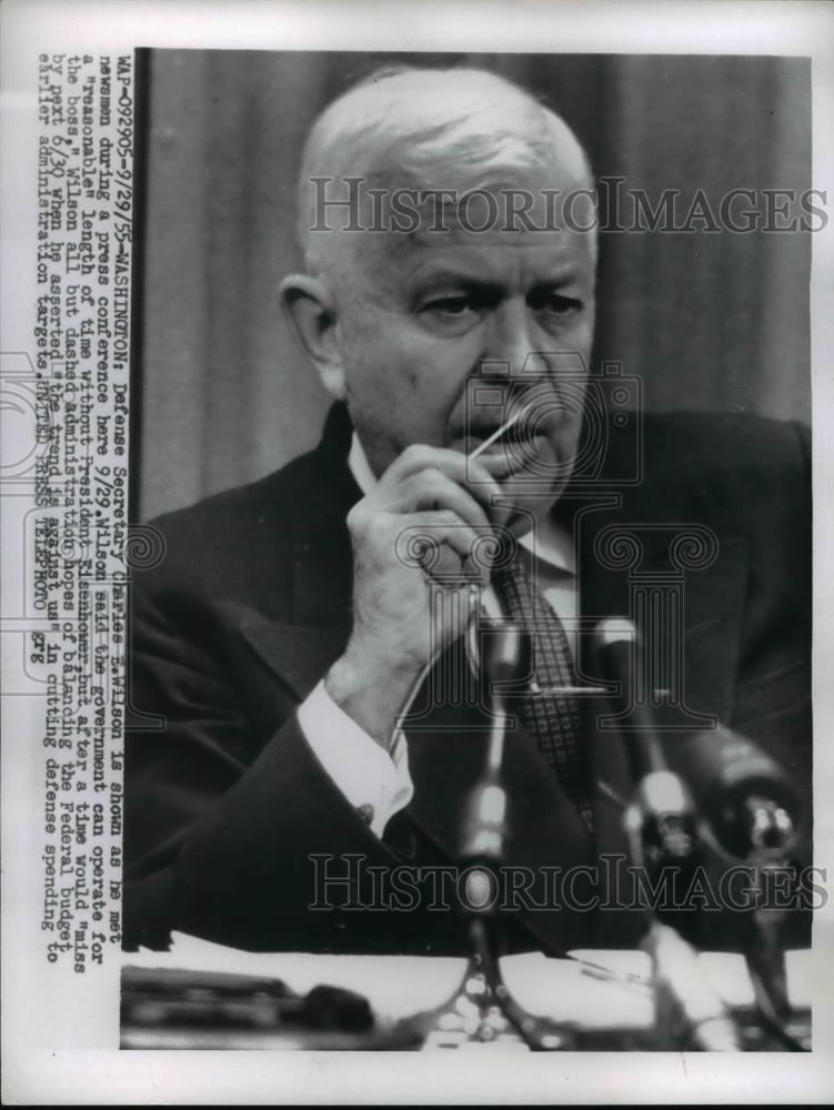 1955 Press Photo Defense Sec Charles E. Wilson met newsmen at a press conference - Historic Images