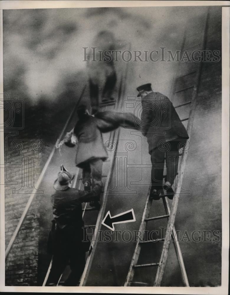 1939 Press Photo Chicago Fireman Tom Casey On Ladder With Victim Charles Farrell - Historic Images