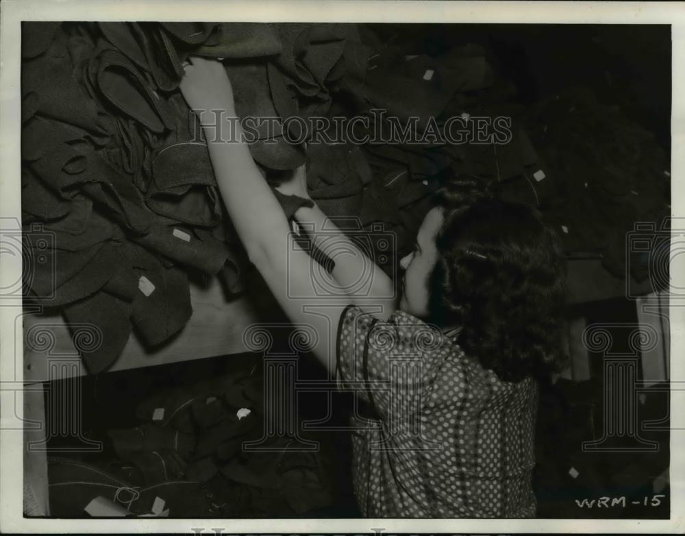 1940 Press Photo Shelves with the army uniforms in a Canadian clothing factory - Historic Images