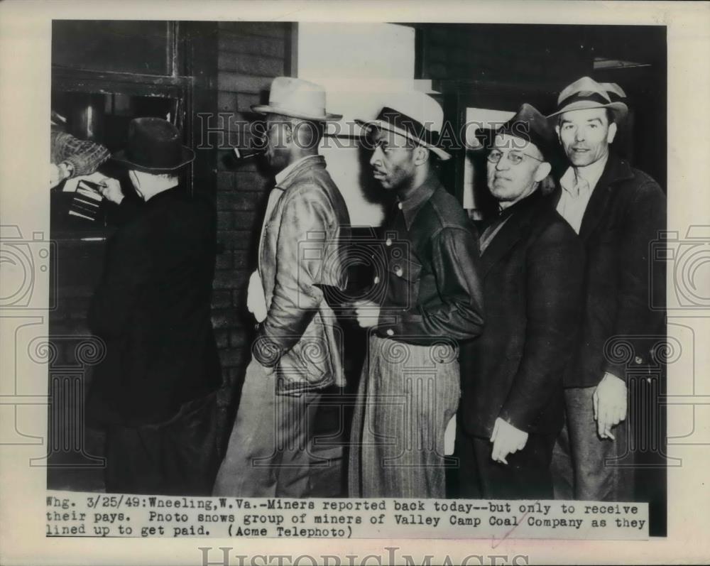 1949 Press Photo Miners at Valley Camp Coal Company Line Up for Pay - Historic Images