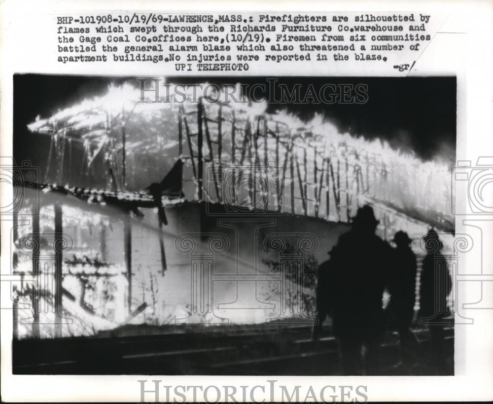 1969 Press Photo Firefighters At Richards Furniture Warehouse In lawrence - Historic Images