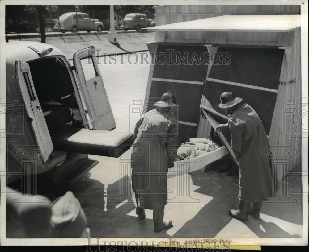 1942 Press Photo Red Cross Workers Carry Test Victim to Decontamination Chamber - Historic Images
