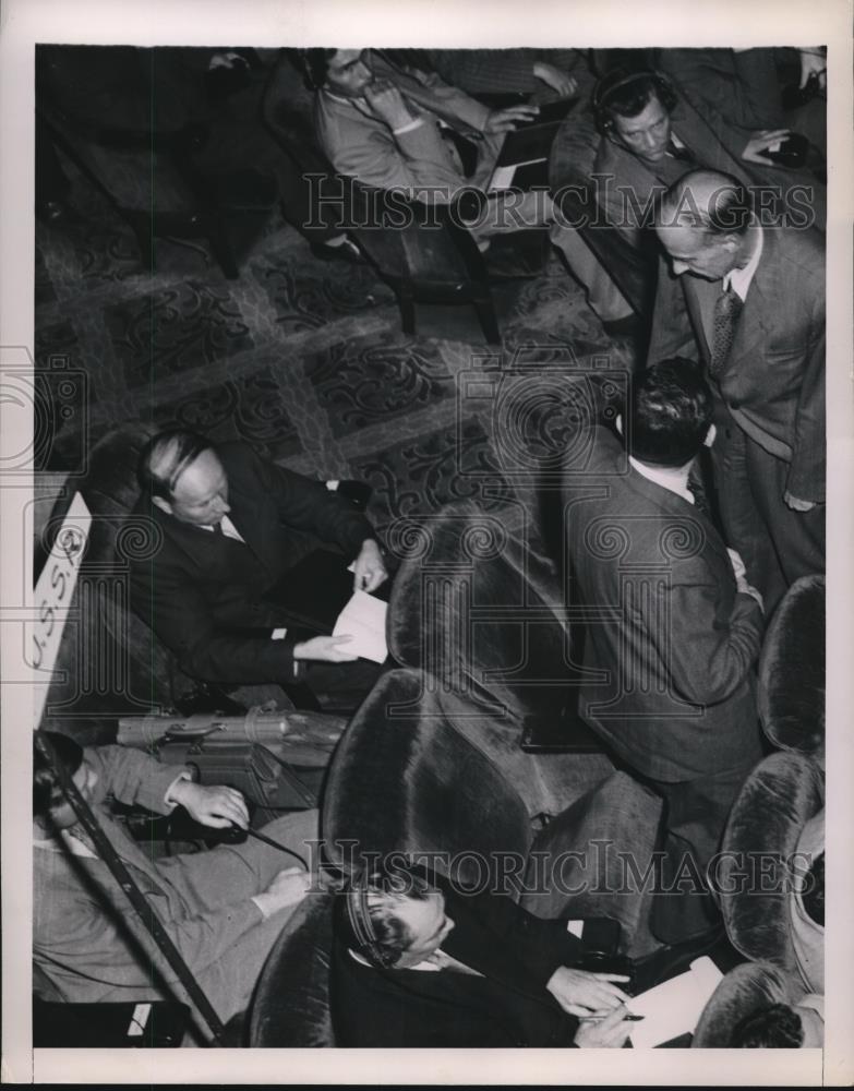 1951 Press Photo Dean Acheson Back To Camera Walks Out Conf Meeting - Historic Images