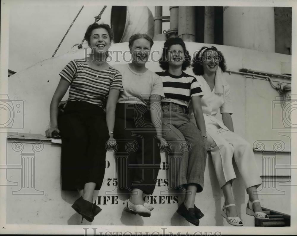 1947 Press Photo Three Woytek Sisters, Ann Browning of Cleveland, Ohio - Historic Images