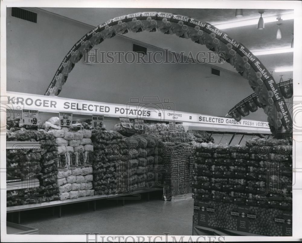 1955 Press Photo of a new Kroger store. - Historic Images