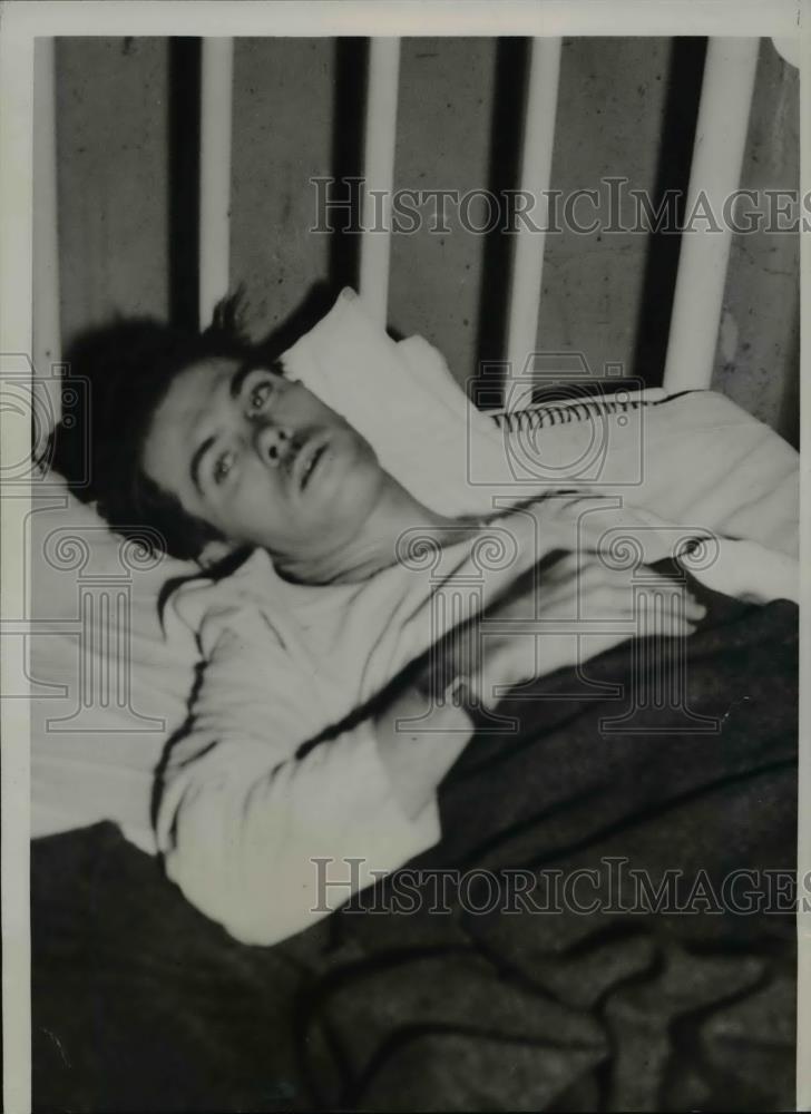 1936 Press Photo R R McDermott Stabs Himself After Shooting Wife Kansas City - Historic Images