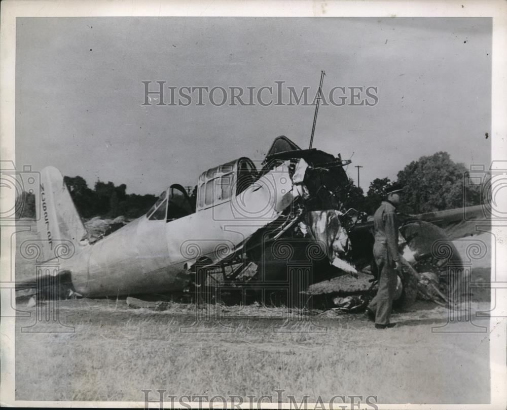 1946 Press Photo Bill Nottingham examines wreckage of BT-13 crash Martinez, Cali - Historic Images