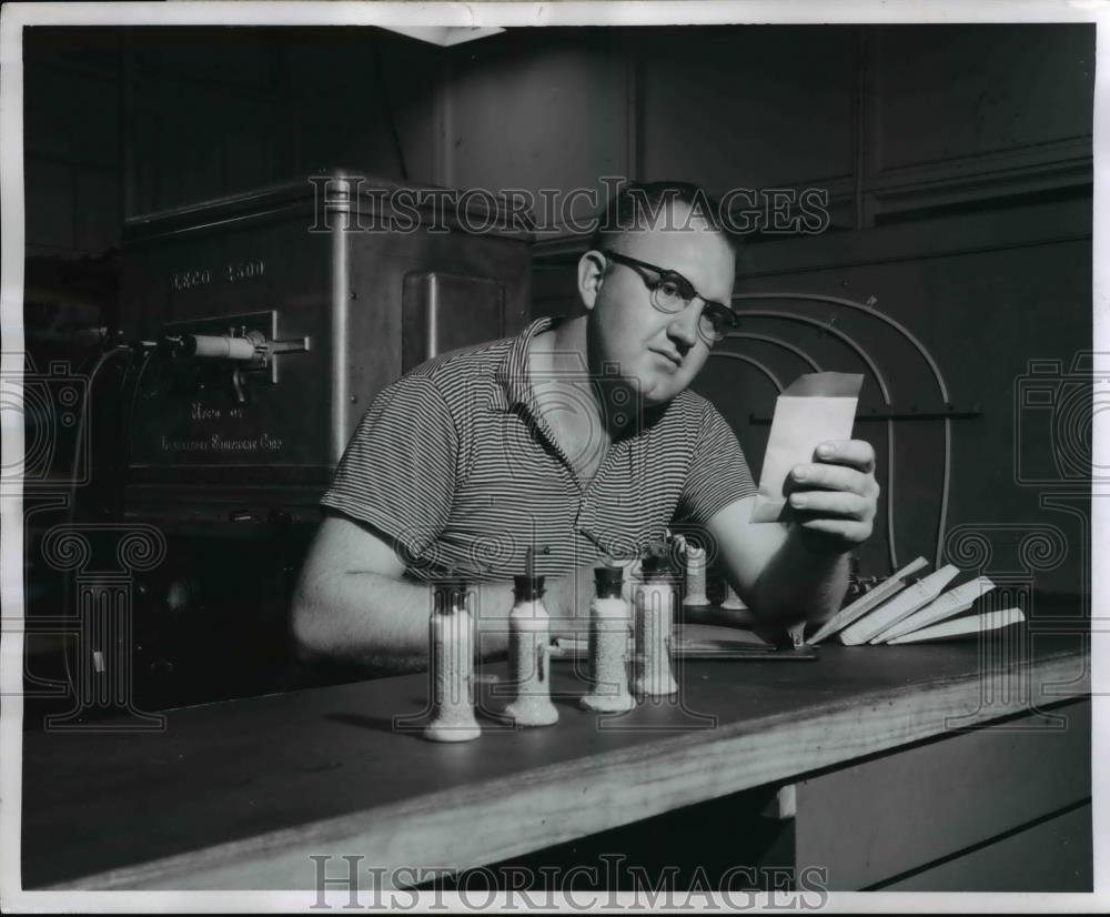 1955 Press Photo Verlin Vire Running Test of Carbon in Samples of Steel - Historic Images