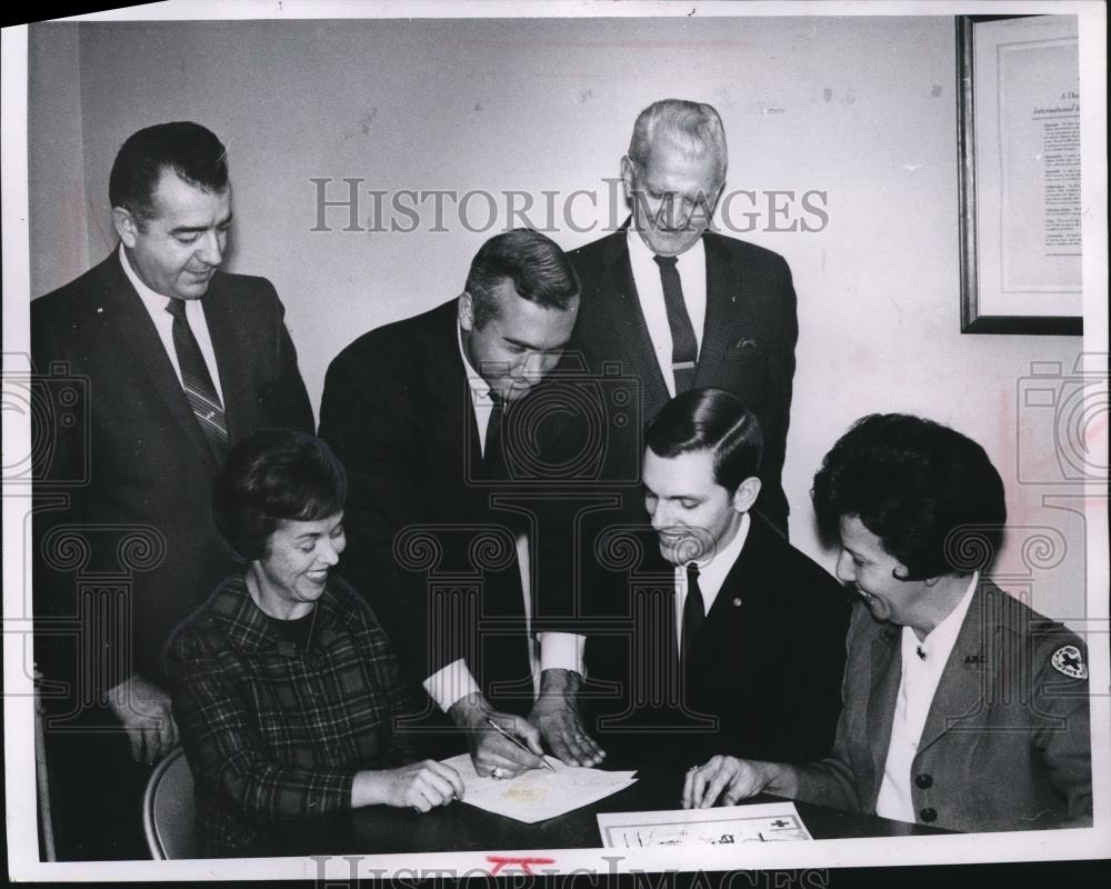 Press Photo Medina Service Club Presidents at Red Cross Headquarters - Historic Images