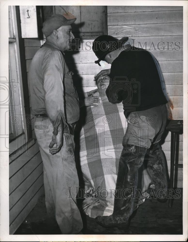 1957 Press Photo Joseph Molnar and Mrs. Molnar with Fireman Bob Allen - Historic Images