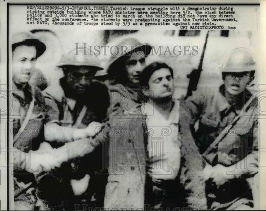 1960 Press Photo Rioting outside of building where NATO Minister were Meeting - Historic Images