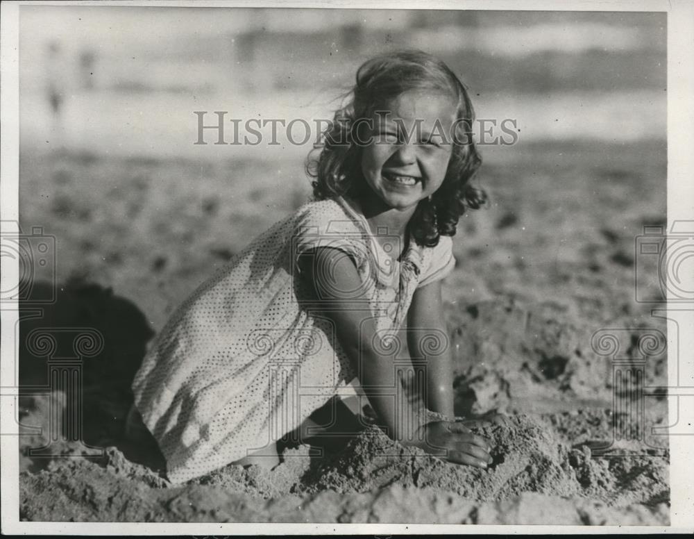 1932 Press Photo Arle Perry from Manhassett at the Miami Beach during summer - Historic Images