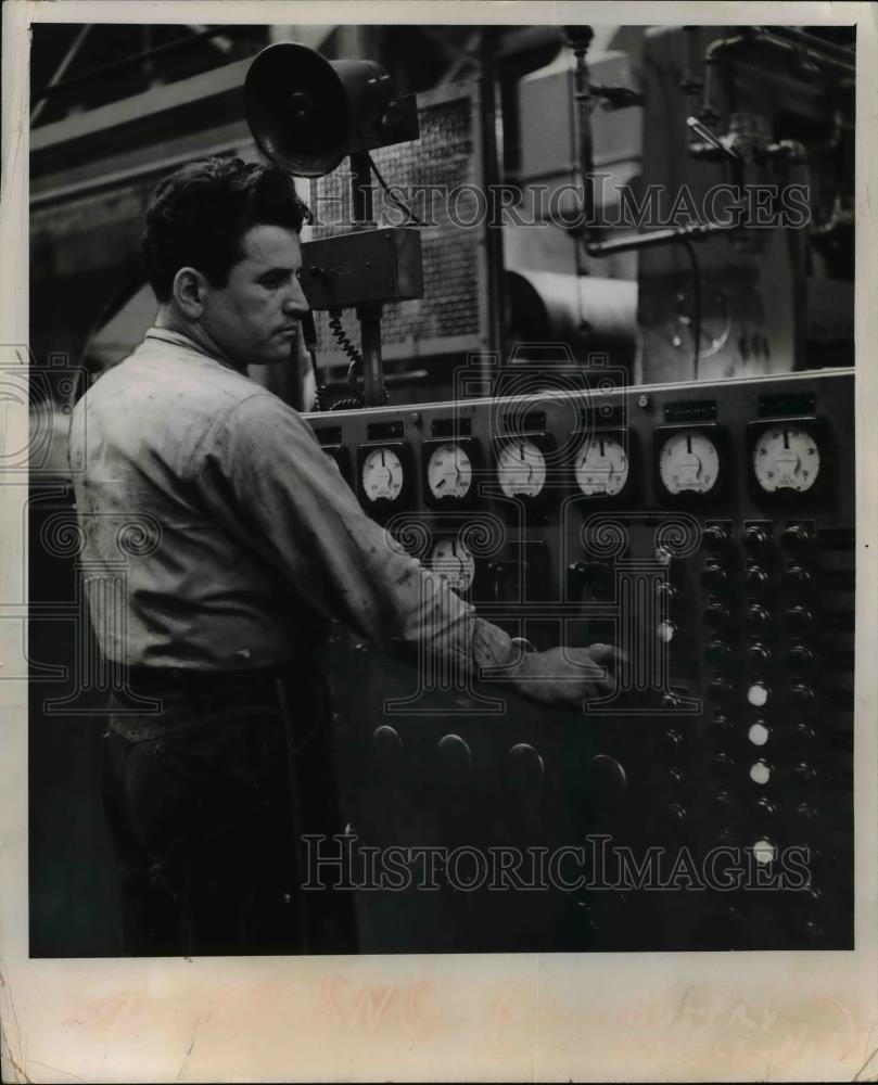 1961 Press Photo A man operating a modern electronic equipment - Historic Images