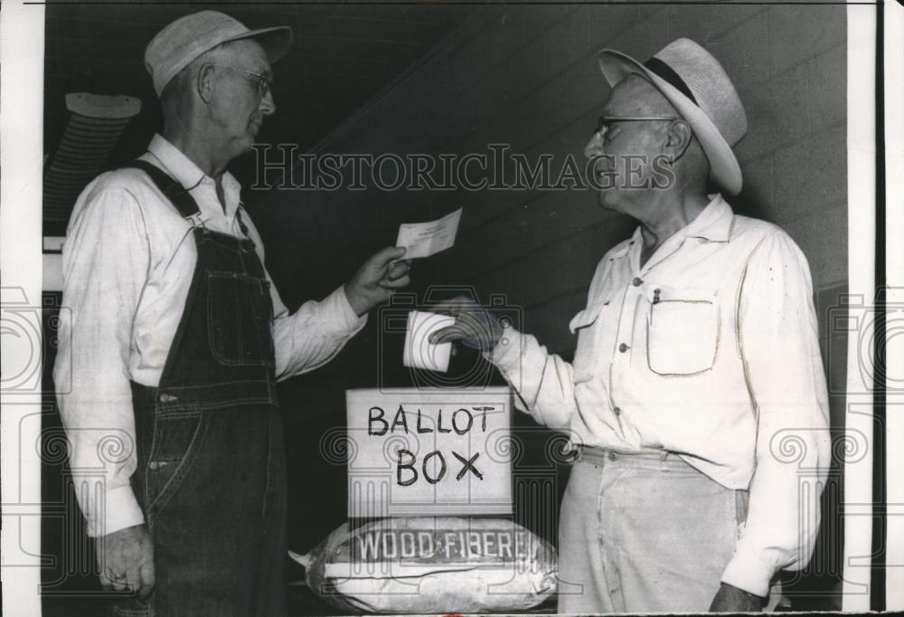 1956 Press Photo Bonner Springs Kansas farmers Roy Tingberg, Joe Klamet at polls - Historic Images