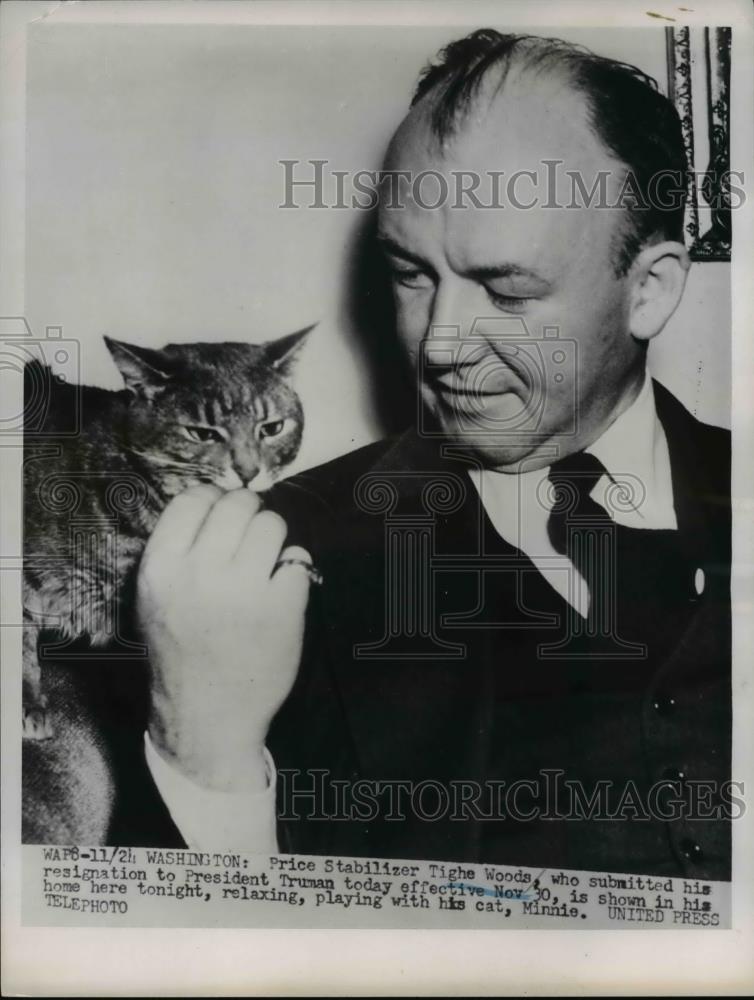 1952 Press Photo Wash DC Price Stabilizer Tighe Woods & a pet cat - Historic Images