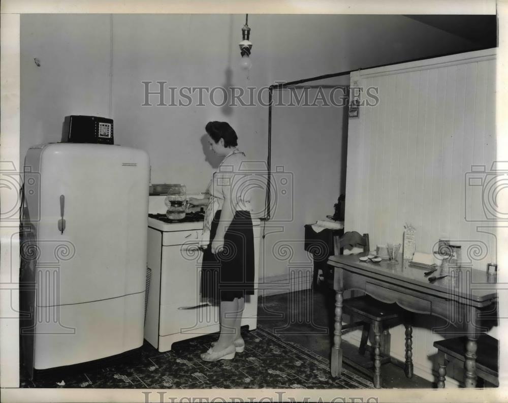 1943 Press Photo Mrs. Hatfield in her converted home - Historic Images