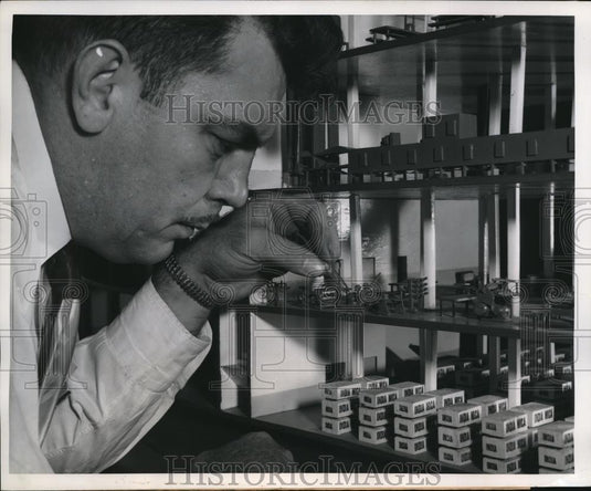 1952 Press Photo Westinghouse mini mica plant & Donald Minsten at plant - Historic Images