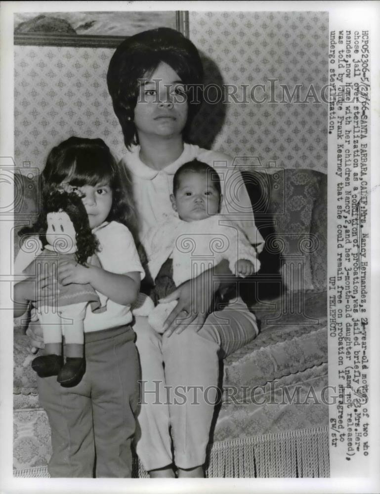 1966 Press Photo Nancy Hernandez &amp; Children, Chose Jail Over Sterilization - Historic Images