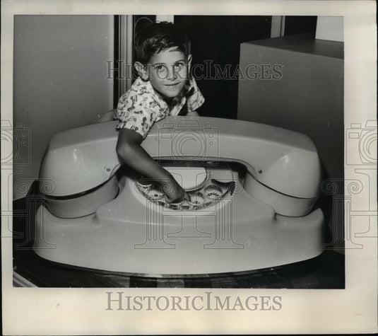 1961 Press Photo Jay Barnes with the giant phone model in Austine Texas Store - Historic Images