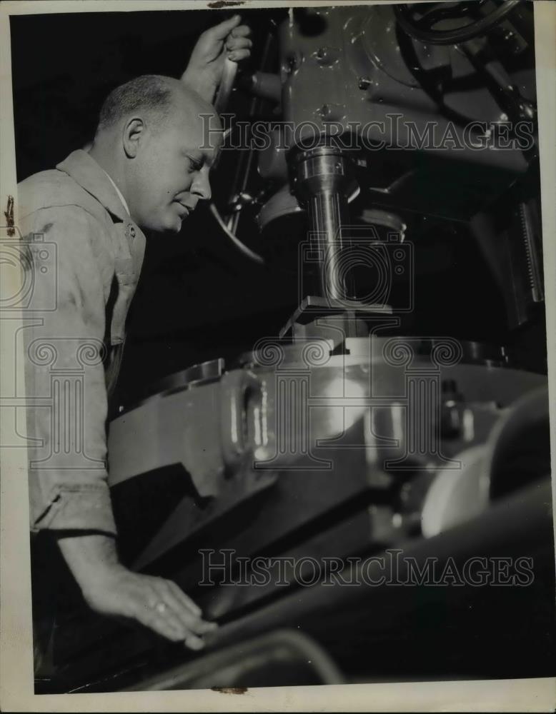 1935 Press Photo V. Waalund with the jig borer mode by Pratt and Whitney - Historic Images