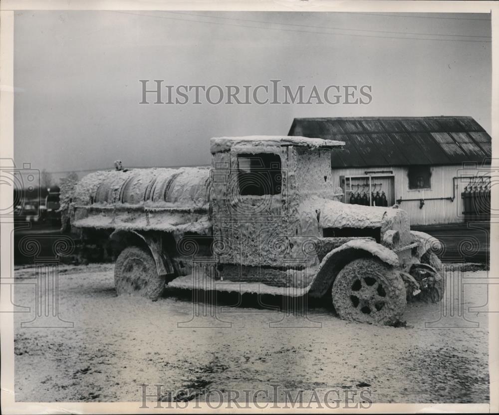 1948 Press Photo Truck Covered in Extinguisher Foam After Fire - Historic Images