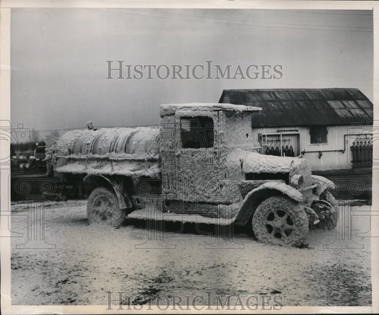 1948 Press Photo Truck Covered in Extinguisher Foam After Fire - Historic Images