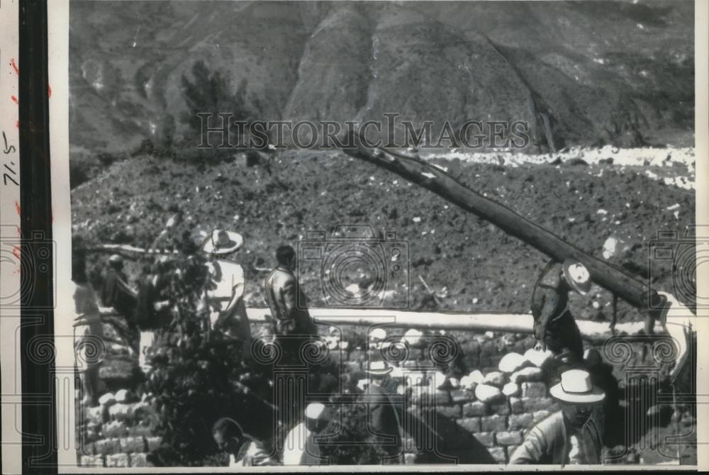 1962 Press Photo Rescue Workers Search for Survivors of Earthquake in Peru - Historic Images