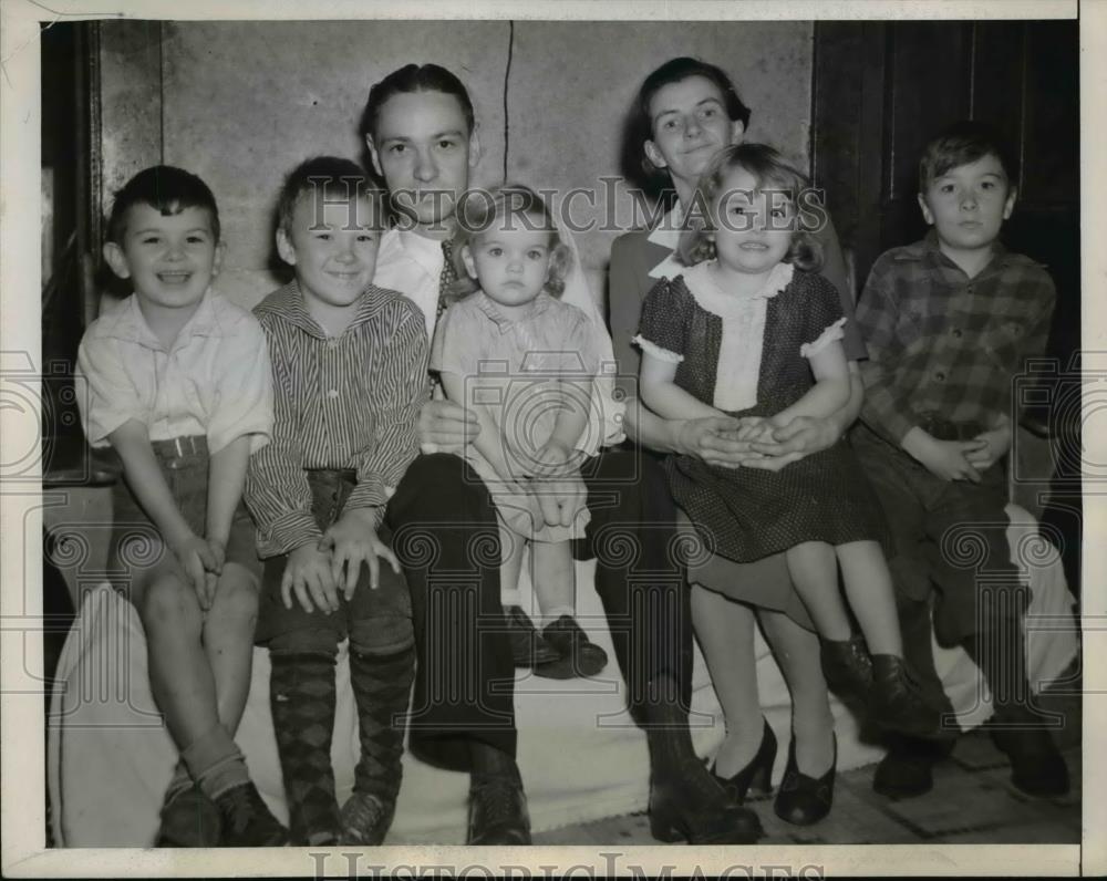 1943 Press Photo John F. Hillard and family - Historic Images