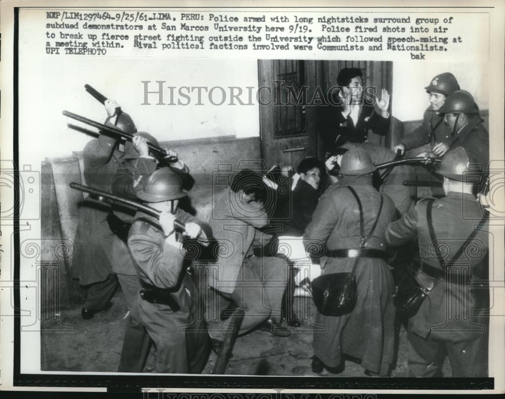 1961 Press Photo Police Surround Demonstrators at San Marcos University - Historic Images